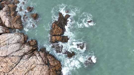 俯拍海岸礁石海浪拍打岩石海水海边浪花潮水