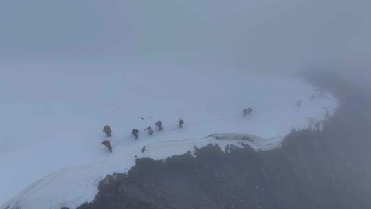 航拍攀登川西横断山脉乌库楚雪山的登山者