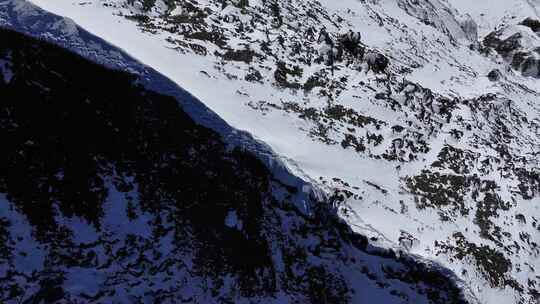 航拍攀登四川岷山山脉主峰雪宝顶的登山队