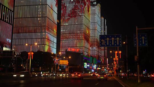 城市夜景开车行驶第一视角夜晚下班驾驶汽车