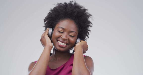 舞蹈、音乐和录音室里的非洲女人听音频、流