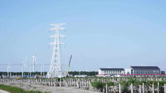 建设施工中的变电站和高压电线铁塔