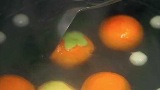 中国特色元宵节煮柿柿如意汤圆