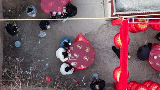 俯拍户外聚餐挂红灯笼场景