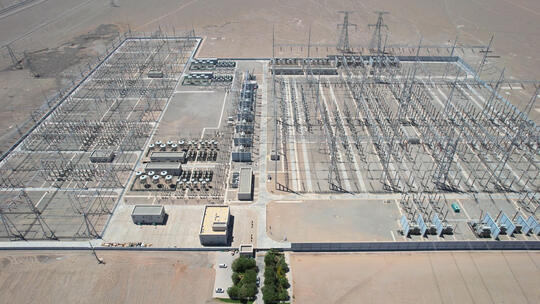 航拍沙漠中的能源环保高压电变电站电力设备