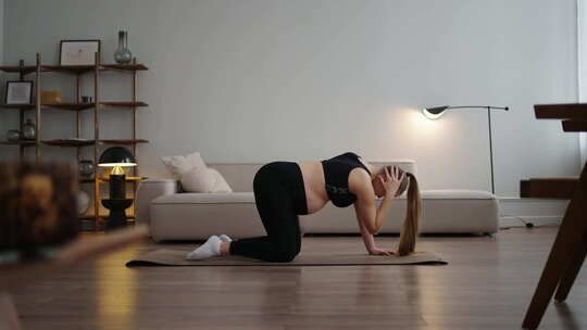 年轻高加索孕妇在家做瑜伽体育锻炼预防骨软
