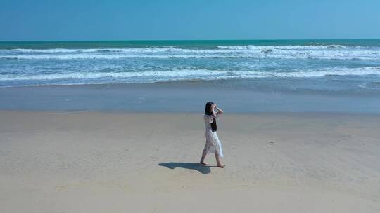 4k沙滩美女视频大海边走在白色沙滩上的美女