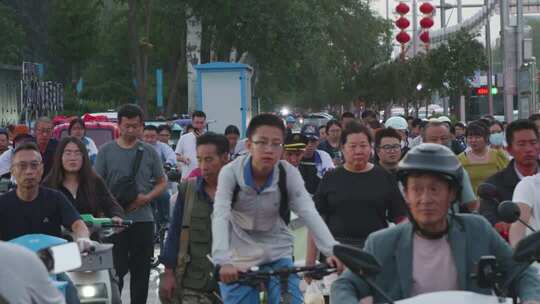 傍晚城市车流行人交通过马路