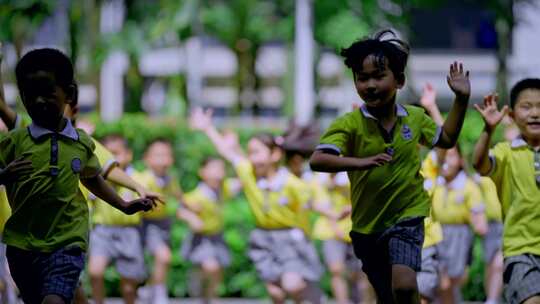 幼儿园老师和小孩欢乐玩耍