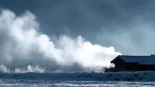 东北雪乡雾气缭绕的村庄公路