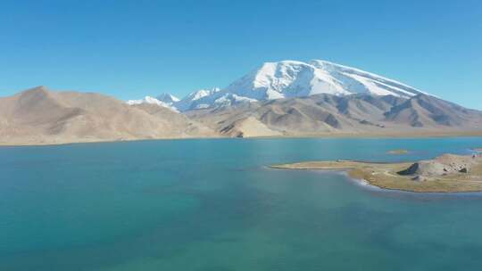 新疆青色湖中陆地航拍视频素材模板下载