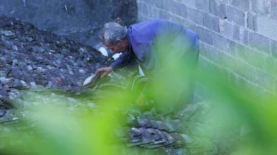 农村传统房屋建筑房子捡瓦布瓦老人