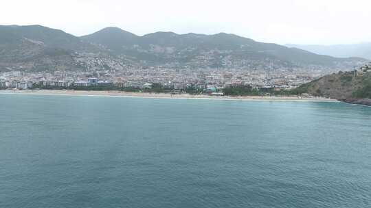 阴郁的海岸多雨海滩场景的航拍镜头