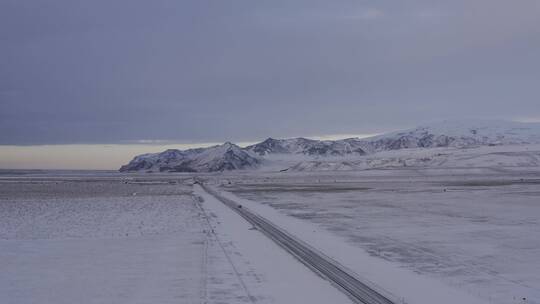 4K冰岛雪山雪地北极圈公路汽车航拍