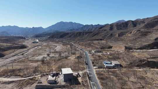 航拍山间蜿蜒公路