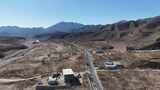 航拍山间蜿蜒公路高清在线视频素材下载