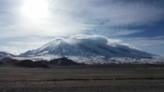 魅力雪山，蔚为壮观。