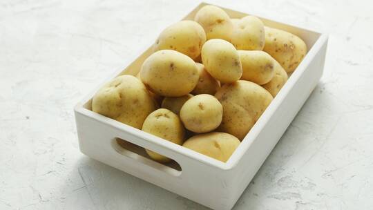 放在盒子中的干净的土豆视频素材模板下载