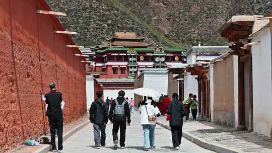 甘肃甘南州拉不楞寺街道路上游客僧人行走