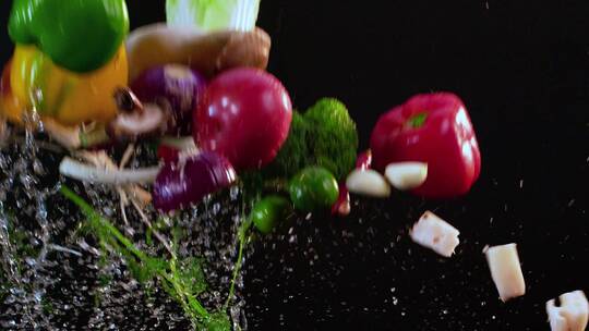 蔬菜漂洗视频慢镜头蔬菜飞起落入水中气泡视频素材模板下载