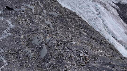 航拍攀登川西贡嘎山卫峰乌库楚雪山的登山者