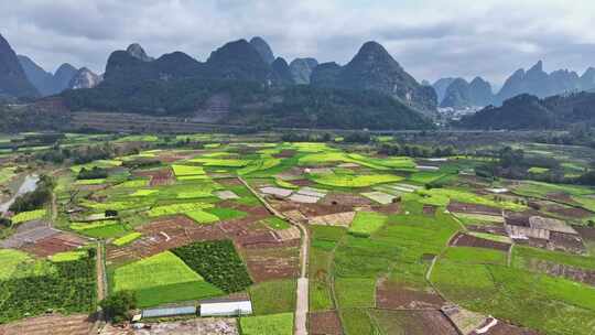 航拍视角下的山川田园风光