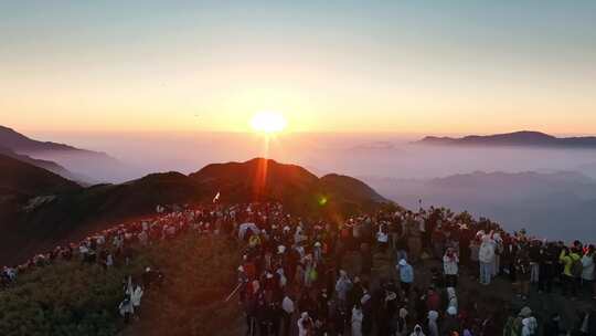 山顶人群观赏日出场景 太子尖日出