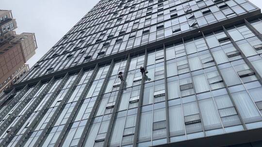 大楼高空作业清洗楼体玻璃外窗2视频素材模板下载