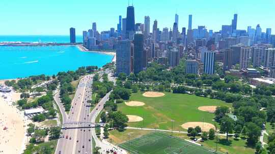 空中飞过密歇根湖，背景是芝加哥市中心的天际线|正午照明