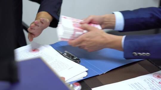 领导接收下属金钱贿赂反腐视频素材