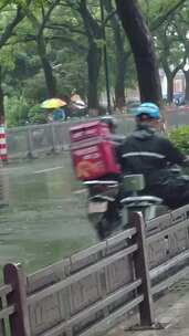 竖版航拍下雨素材素材雨水雨滴实拍