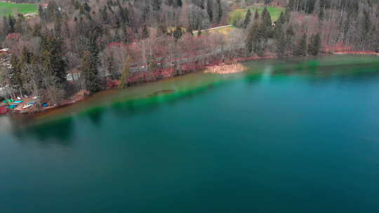 巴伐利亚州泰根湖海岸线的快速空中接近，水清澈见底。