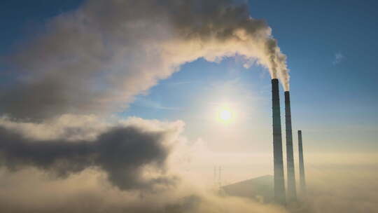 燃煤电厂高空烟气上升污染大气鸟瞰图
