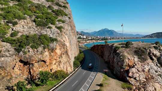 鸟瞰海岸上的道路