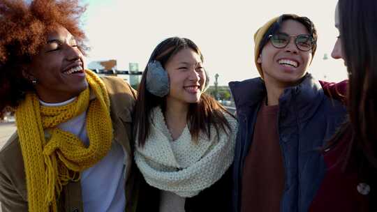 一群年轻的多样化快乐的朋友在冬天一起在户视频素材模板下载
