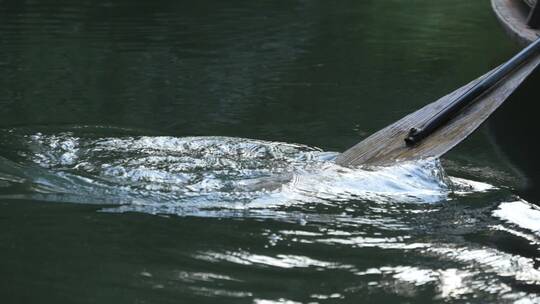 1080p-船桨在湖水中滑动