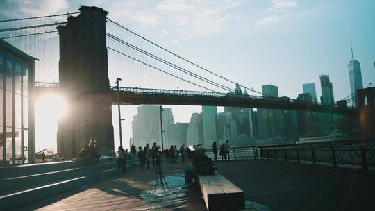游客观览布鲁克林大桥