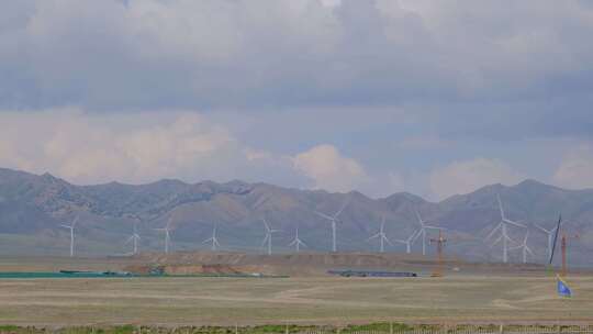新疆天山脚下草原上的风车/风力发电机