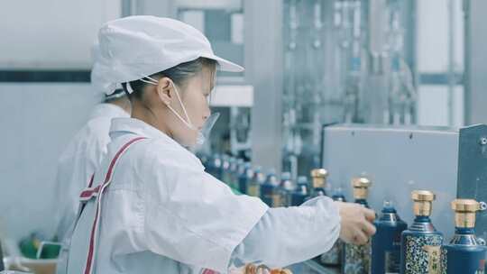 4K贵州酒企流水线上的工人，酱酒工厂