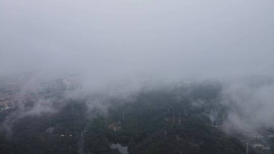 云雾中的山地