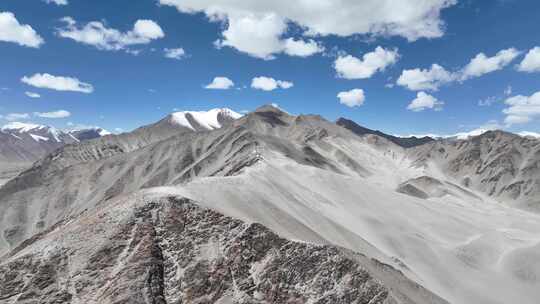 航拍新疆阿克陶县白沙湖景区白沙山晴天风光