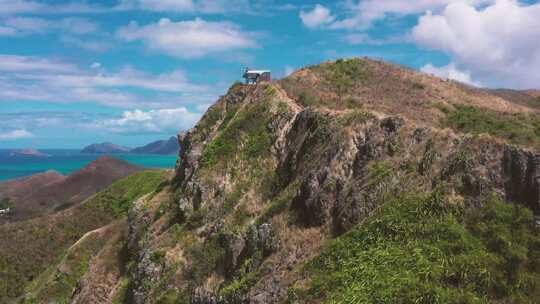 蓝天白云高山山脉崎岖空境