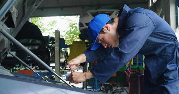 在车库里，一个机械师用平板电脑让机油和发