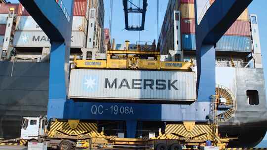 Maersk马士基集装箱码头吊装集装箱运输