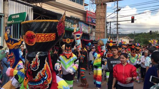 泰国街头穿着特殊服饰的人群