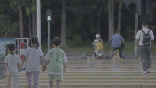 小学生过马路