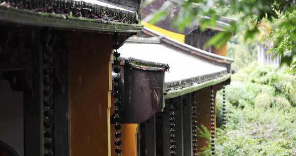 （慢镜）中国杭州灵隐寺下雨天