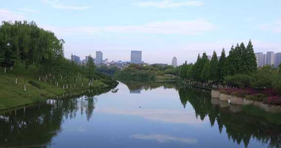 春天城市湿地公园美丽湖景