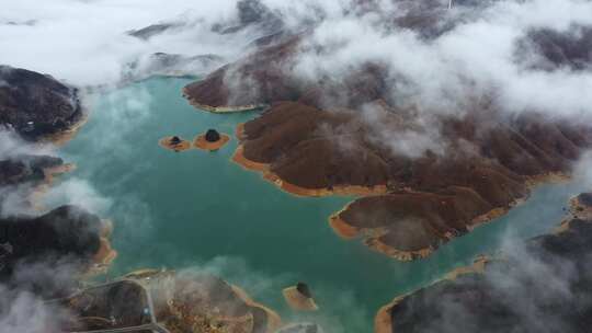 冬季桂林天湖上空云雾缭绕