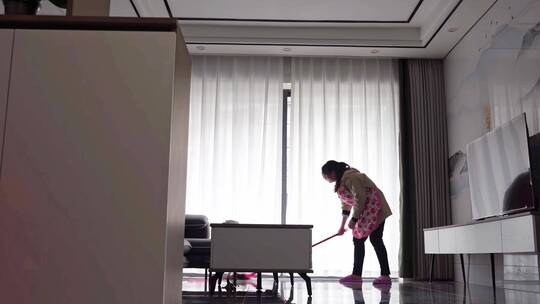 做家务腰肩痛的妇女